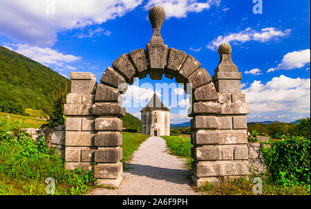 Städte und Sehenswürdigkeiten von Slowenien - Turm des Teufels in Soteska Stockfoto