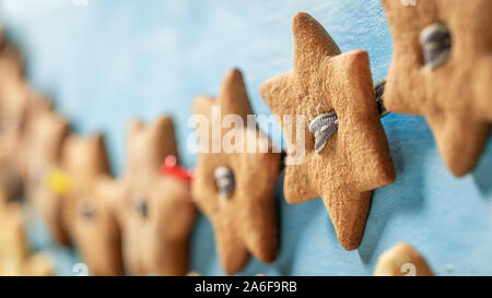 Rustikale Kette von Lebkuchen Kekse für Weihnachten Baum gemacht Stockfoto