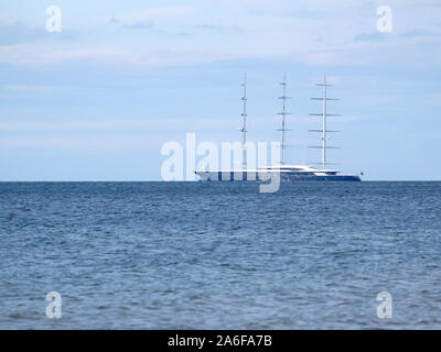 JURMALA, LETTLAND - September 9th, 2019: Luxus Segelyacht Black Pearl das größte Segelschiff der Welt ist der Aufenthalt mit eingezogenem Segel in t Stockfoto