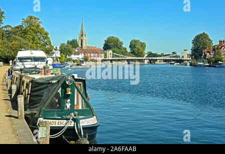 Dollars - Marlow an der Themse - Blick über den Fluss zu Suspension Bridge - günstig Flussschiffe - helles Sonnenlicht - Sommerzeit - scenic Stockfoto