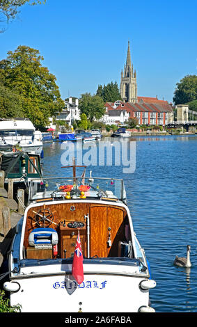 Dollars - Marlow an der Themse - Riverside - angelegte Boote - Hintergrund Suspension Bridge + Pfarrkirche - Sommerzeit - malerische - Hochformat Stockfoto