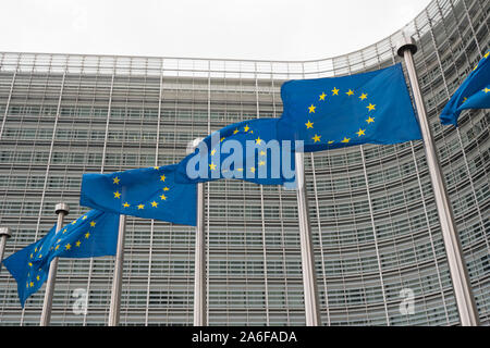 Europäische Flaggen ausserhalb der Europäischen Kommission, Boulevard Charlemagne, Brüssel, Belgien fliegen Stockfoto