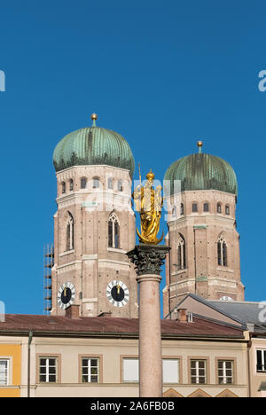 Münchener Wahrzeichen, die große Spalte in Marienplatz errichtet im Jahre 1638 gekrönt von einem goldenen Statue der Jungfrau Maria. Altstadt, München, Bayern, Deutschland. Stockfoto