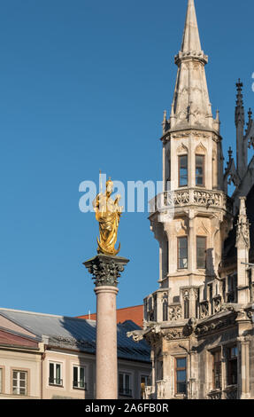 Münchener Wahrzeichen, die große Spalte in Marienplatz errichtet im Jahre 1638 gekrönt von einem goldenen Statue der Jungfrau Maria. Altstadt, München, Bayern, Deutschland. Stockfoto