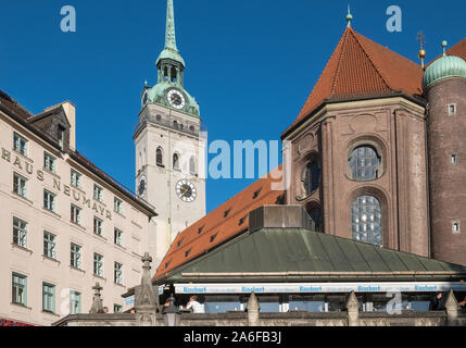Altstadt, München, Bayern, Deutschland, mit äußeren Abschnitt von St. Peters Kirche mit ihren hohen Uhrturm mit Blick auf die Stadt. Stockfoto