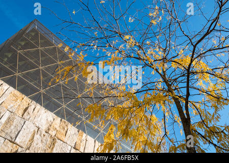 Äußeren Abschnitt des modernen Ohel Jakob Synagoge, München, Deutschland, verkleidet mit Travertin in seinem unteren Teil und von einem Glaskubus gekrönt. Stockfoto