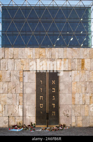 Äußeren Abschnitt des modernen Ohel Jakob Synagoge, München, Deutschland, verkleidet mit Travertin in seinem unteren Teil und von einem Glaskubus gekrönt. Stockfoto