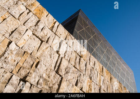 Äußeren Abschnitt des modernen Ohel Jakob Synagoge, München, Deutschland, verkleidet mit Travertin in seinem unteren Teil und von einem Glaskubus gekrönt. Stockfoto