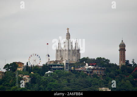 Ein Blick auf den Tibidabo aus der Park Güell in Barcelona, Spanien Stockfoto