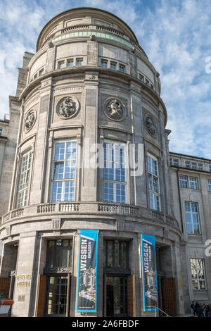 Äußere des Deutsches Museum, München, Deutschland, das weltgrößte Museum für Wissenschaft und Technologie, einschließlich Energie, Verkehr & Astronomie wird angezeigt. Stockfoto