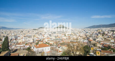 Panoramablick über die Stadt Athen in Griechenland, von der Akropolis an einem sonnigen Tag gefangen. Stockfoto