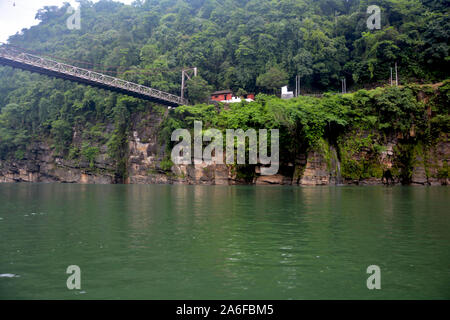 Die hängenden Hängebrücke von Umngot Fluss in Dawki, Shillong, India-Bangladesh Meghalay in der Nähe der Grenze von unten aus dem Fluss gesehen Stockfoto