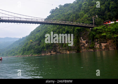 Die hängenden Hängebrücke von Umngot Fluss in Dawki, Shillong, India-Bangladesh Meghalay in der Nähe der Grenze von unten aus dem Fluss gesehen Stockfoto