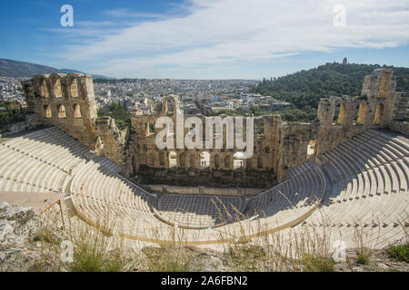 Odeon des Herodes Atticus Arena an einem schönen sonnigen Tag auf der Akropolis in Athen, Griechenland, die ikonische Parthenon und seine Umgebung sind mehr t Stockfoto