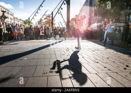 Die Stadt Cork, Cork, Irland. 26. Oktober, 2019. Hyde Park Messing spielen eine improvisierte Performance für die Öffentlichkeit über die Grand Parade während der Jazz Festival in Cork, Irland. - Gutschrift; David Creedon/Alamy leben Nachrichten Stockfoto