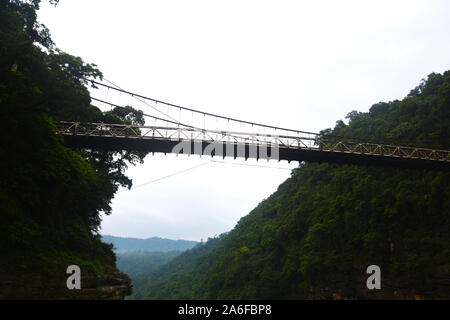 Die hängenden Hängebrücke von Umngot Fluss in Dawki, Shillong, India-Bangladesh Meghalay in der Nähe der Grenze von unten aus dem Fluss gesehen Stockfoto