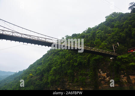 Die hängenden Hängebrücke von Umngot Fluss in Dawki, Shillong, India-Bangladesh Meghalay in der Nähe der Grenze von unten aus dem Fluss gesehen Stockfoto