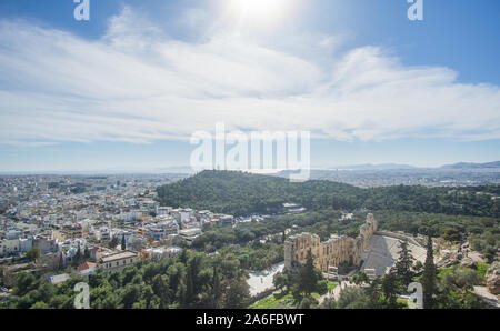 Panoramablick über die Stadt Athen in Griechenland, von der Akropolis an einem sonnigen Tag gefangen. Stockfoto