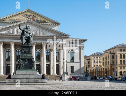 Denkmal für König Maximilian I Joseph von Bayern, in Max Joseph Platz, vor dem National Theater, Altstadt, München, Deutschland Stockfoto