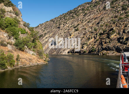 River Boat Kreuzfahrt auf Douro fließt durch enge Felsschlucht in Portugal in der Nähe von Rome Stockfoto