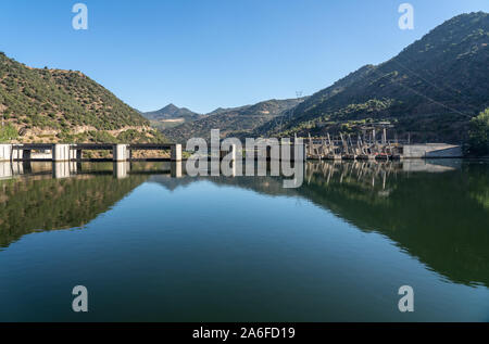 Solide Struktur des Valeira Damm am Fluss Dourowith sperren und Tore auf der linken Seite Stockfoto