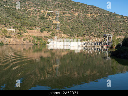 Solide Struktur des Valeira Damm am Fluss Dourowith sperren und Tore auf der linken Seite Stockfoto