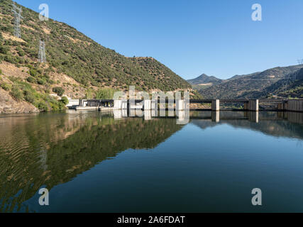 Solide Struktur des Valeira Damm am Fluss Dourowith sperren und Tore auf der linken Seite Stockfoto