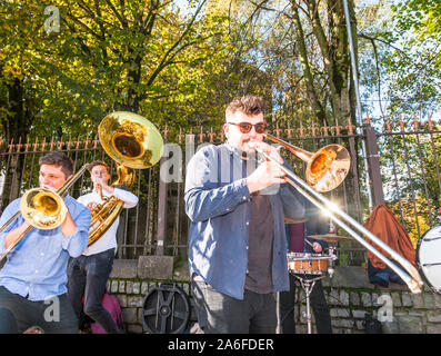 Die Stadt Cork, Cork, Irland. 26. Oktober, 2019. Hyde Park Messing spielen eine improvisierte Performance für die Öffentlichkeit über die Grand Parade während der Jazz Festival in Cork, Irland. - Gutschrift; David Creedon/Alamy leben Nachrichten Stockfoto