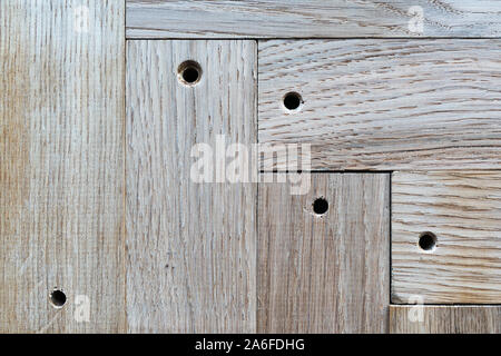Alte Eiche Holzbrett mit Löchern Hintergrund Textur Stockfoto