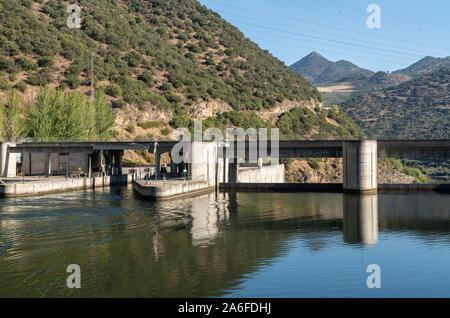 Solide Struktur des Valeira Damm am Fluss Dourowith sperren und Tore auf der linken Seite Stockfoto