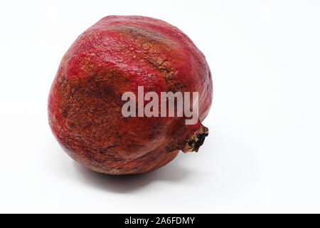 Fast verrottet, ganze Granatapfel auf die Seite vor einem weißen Hintergrund Stockfoto