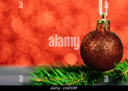 Red christmas Ball auf Holzbrett mit roten bokeh Hintergrund, Kopieren raum bild Stockfoto