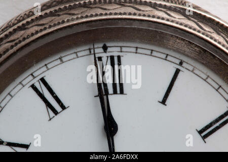 Nahaufnahme eines Antik Silber Taschenuhr Stockfoto