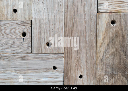 Alte Eiche Holzbrett mit Löchern Hintergrund Textur Stockfoto