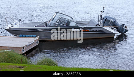 Umea, Norrland in Schweden - Oktober 15, 2019: Schnelles Motorboot auf einem kleinen Dock verankert Stockfoto