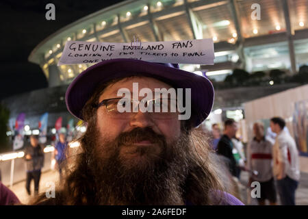 Ein englisches Rugby Fan mit einem Schild auf seinem Hut auf der Suche nach Tickets für das Finale außerhalb der Yokohama International Stadium nach dem Rugby World Cup Halbfinale Konflikt zwischen England und Neuseeland. Yokohama, Japan. Samstag, 26. Oktober 2019. Die Meisterschaft Favoriten, Neuseeland durch die England Team geschlagen wurden, 19 7. Dass England das erste WM-Finale seit 2007 zu erreichen. Stockfoto