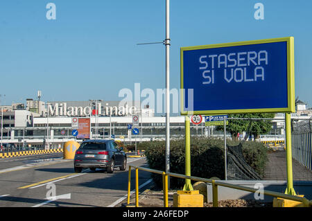 Mailand, Italien, 26. Oktober 2019. Heute Abend fliegen Sie schriftliche Bekanntgabe der Wiedereröffnung des Flughafens Linate (Carlo Cozzoli/Fotogramma, Mailand - 2019-10-26) p.s. La foto e 'utilizzabile nel rispetto del contesto in Cui e' Stata scattata, e senza intento diffamatorio del decoro delle Persone rappresentate Stockfoto