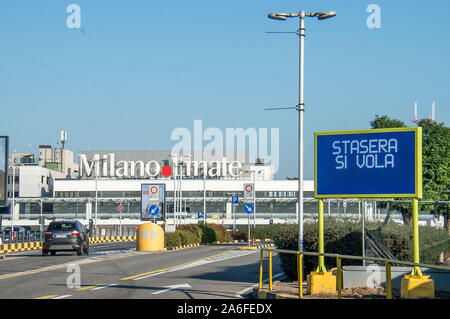 Mailand, Italien, 26. Oktober 2019. Heute Abend fliegen Sie schriftliche Bekanntgabe der Wiedereröffnung des Flughafens Linate (Carlo Cozzoli/Fotogramma, Mailand - 2019-10-26) p.s. La foto e 'utilizzabile nel rispetto del contesto in Cui e' Stata scattata, e senza intento diffamatorio del decoro delle Persone rappresentate Stockfoto