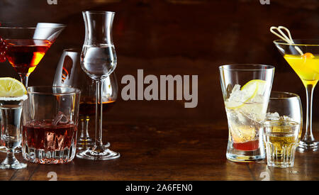 Panorama Banner mit einer Vielzahl von alkoholischen Getränken und Cocktails in stilvollem Gläser mit zentralen Kopie Raum Stockfoto