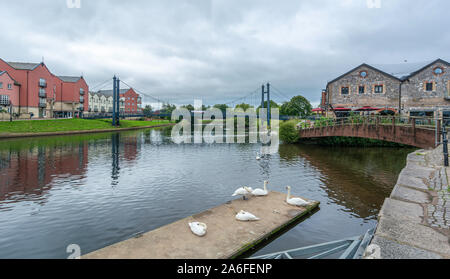 Exeter, England, mit Blick auf den Fluss mit einer Brücke. Stockfoto