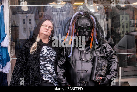 Paar in traditionellen Goth Kostüme, Whitby Goth Wochenende Festival, Whitby, North Yorkshire, UK, 26. Oktober 2019 Stockfoto