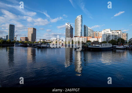 Reflexionen in Poplar Dock Marina im Osten von London, England, Großbritannien Stockfoto