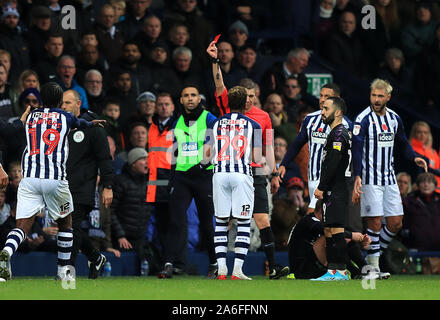 Gleichreferent Matthew Donohue Fragen fälschlicherweise eine rote Karte zu West Bromwich Albion Grady Diangana (Mitte) vor seiner Entscheidung korrigieren zu Nathan Ferguson (nicht abgebildet) während der Sky Bet Championship Match in West Bromwich, West Bromwich. Stockfoto