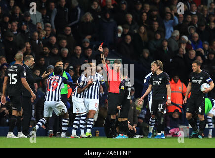Gleichreferent Matthew Donohue Fragen fälschlicherweise eine rote Karte zu West Bromwich Albion Grady Diangana (Mitte links), bevor er seine Entscheidung korrigieren zu Nathan Ferguson (nicht abgebildet) während der Sky Bet Championship Match in West Bromwich, West Bromwich. Stockfoto