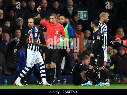 Gleichreferent Matthew Donohue Fragen fälschlicherweise eine rote Karte zu West Bromwich Albion Grady Diangana (Mitte) vor seiner Entscheidung korrigieren zu Nathan Ferguson (nicht abgebildet) während der Sky Bet Championship Match in West Bromwich, West Bromwich. Stockfoto
