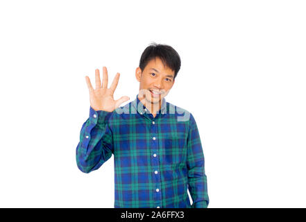 Die asiatische ungepflegte Mann in Blue Plaid Shirt zeigt Nummer Fünf Symbol durch seine Finger. Stockfoto