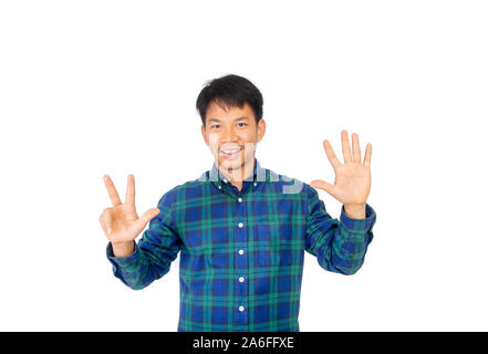 Die asiatische ungepflegte Mann in Blue Plaid Shirt ist die Zahl 8 Symbol, das durch seine Finger. Stockfoto