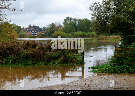 Flut in Staffordshire Stadt Stein, UK. Trent die Straßen überflutet und die Krone Wiese. Einige Autos wurden im Wasser ertrinken. Stockfoto
