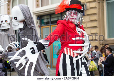 Manchester, UK, 26. Oktober 2019. Käufer im Zentrum von Manchester wurden behandelt, um einen Geschmack von Halloween so Nachmittag als Mitglieder der Gruppe zu Fuß die Planke auf eine spezielle Anzeige Ihrer abiliities zur Freude der Kinder und Erwachsene gleichermaßen. Credit: Clearpix/Alamy leben Nachrichten Stockfoto