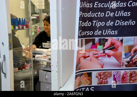 Lokale Händler auf dem Pueblito Paisa lateinamerikanische Gemeinschaft Einkaufszentrum in sieben Schwestern, London, England, UK. Sie sind anspruchsvolle Vertreibung zu Giv Stockfoto